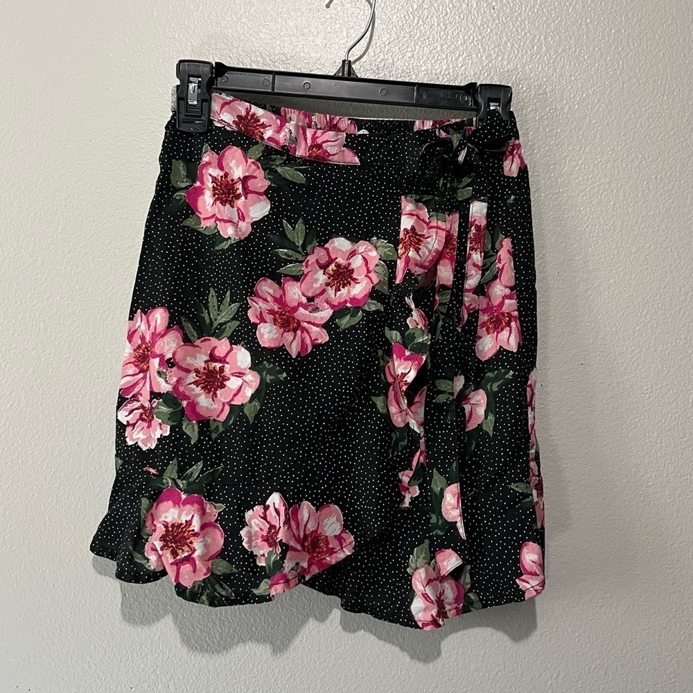 PLANET GOLD- NEW Black and Pink Floral Wrap Mini Skirt Size M